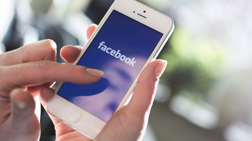 SCHERMATA FACEBOOK SU SMARTPHONE